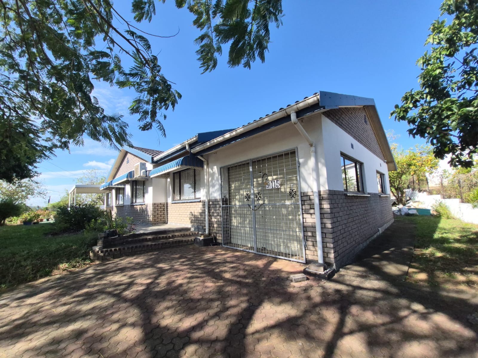 SPACIOUS SECURE FAMILY HOME CLOSE TO AMENITIES