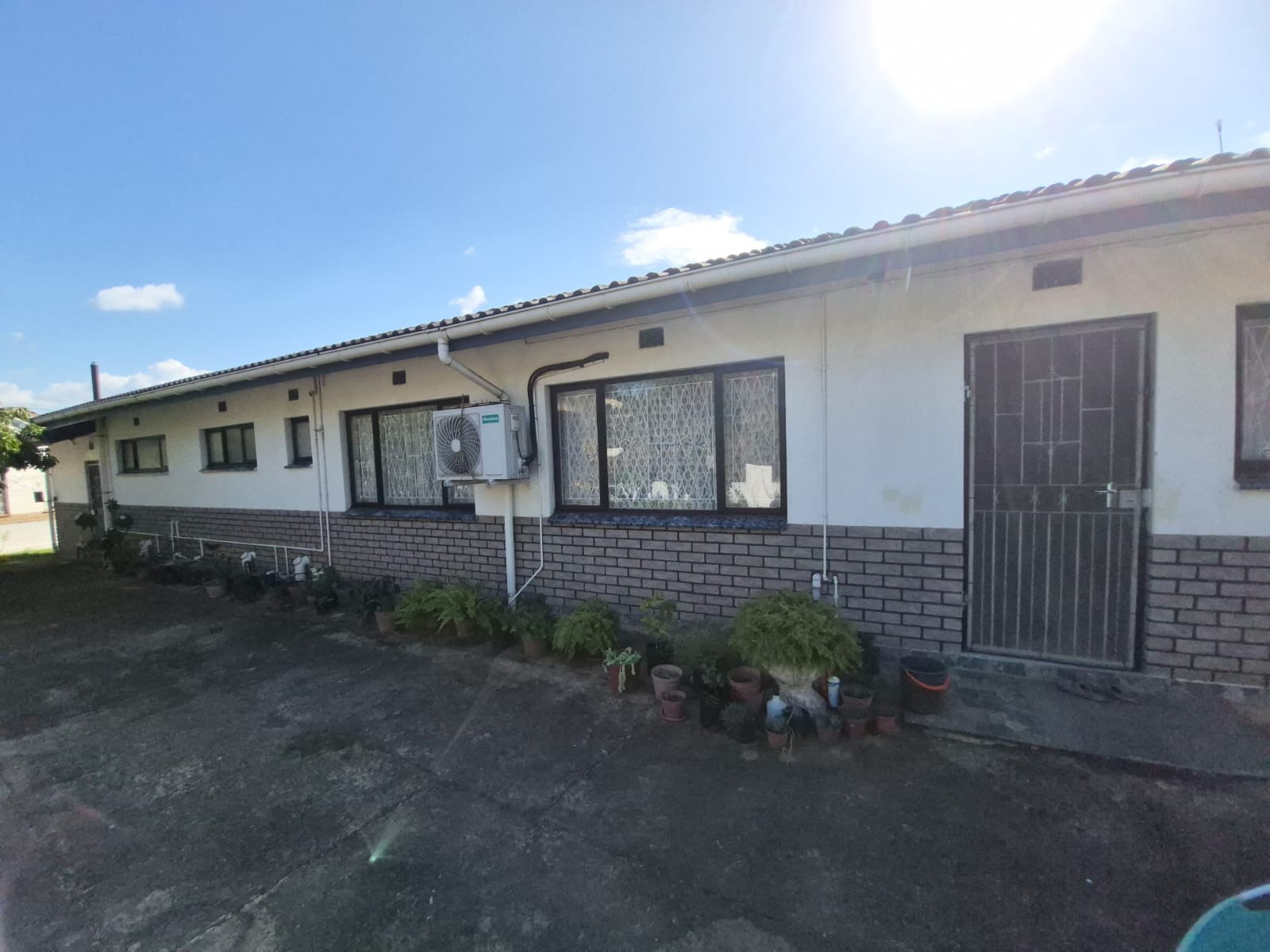 SPACIOUS SECURE FAMILY HOME CLOSE TO AMENITIES