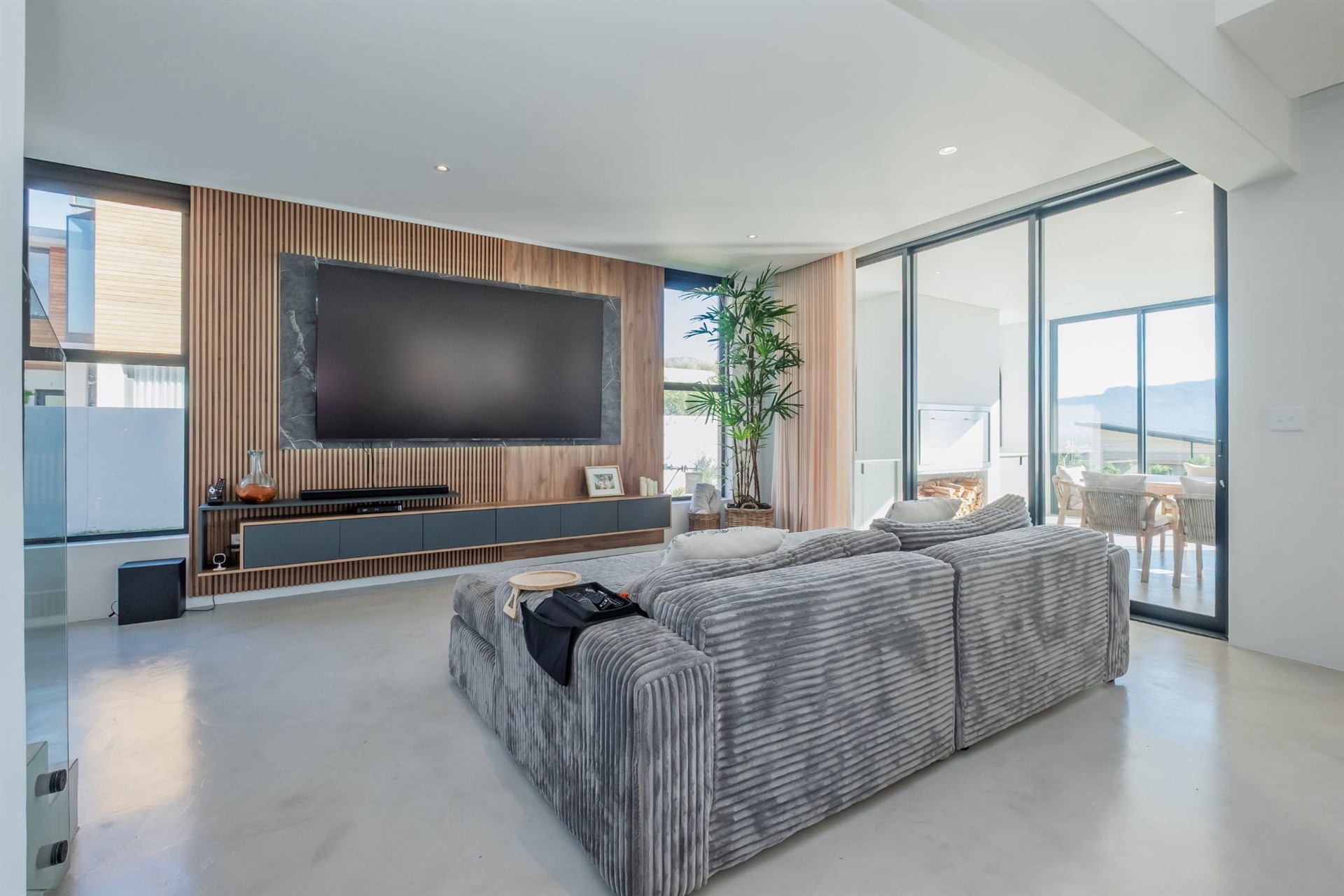 Sophisticated Estate Living with Spectacular Mountain Views