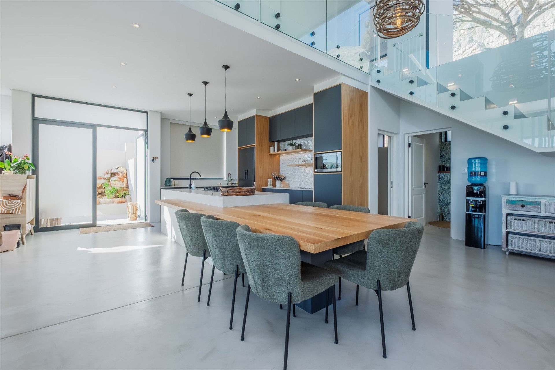 Sophisticated Estate Living with Spectacular Mountain Views