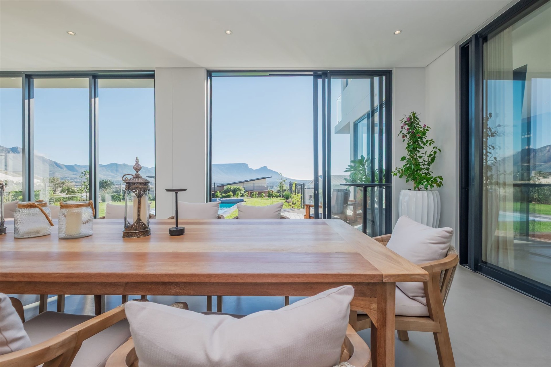 Sophisticated Estate Living with Spectacular Mountain Views