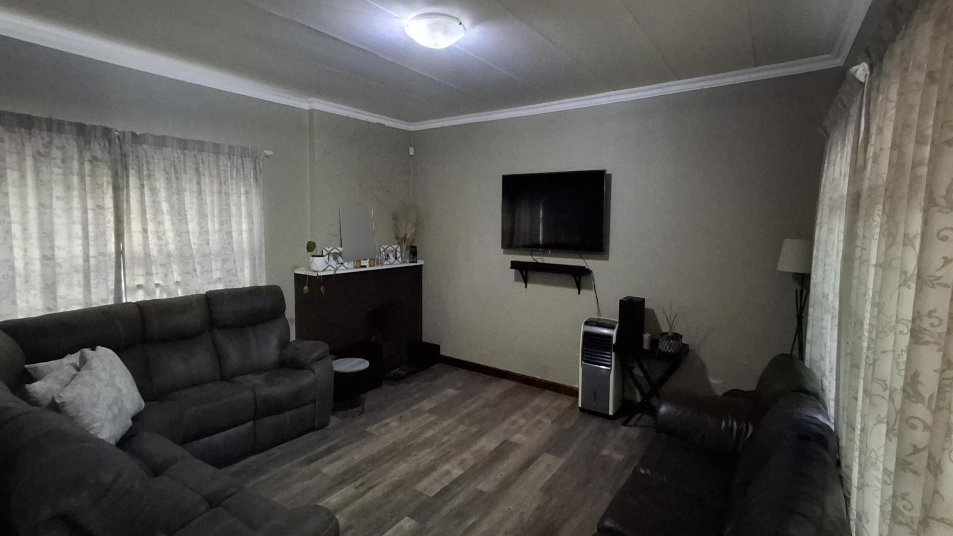 3-Bedroom Family Home with Pool and Garden in Generaal De Wet