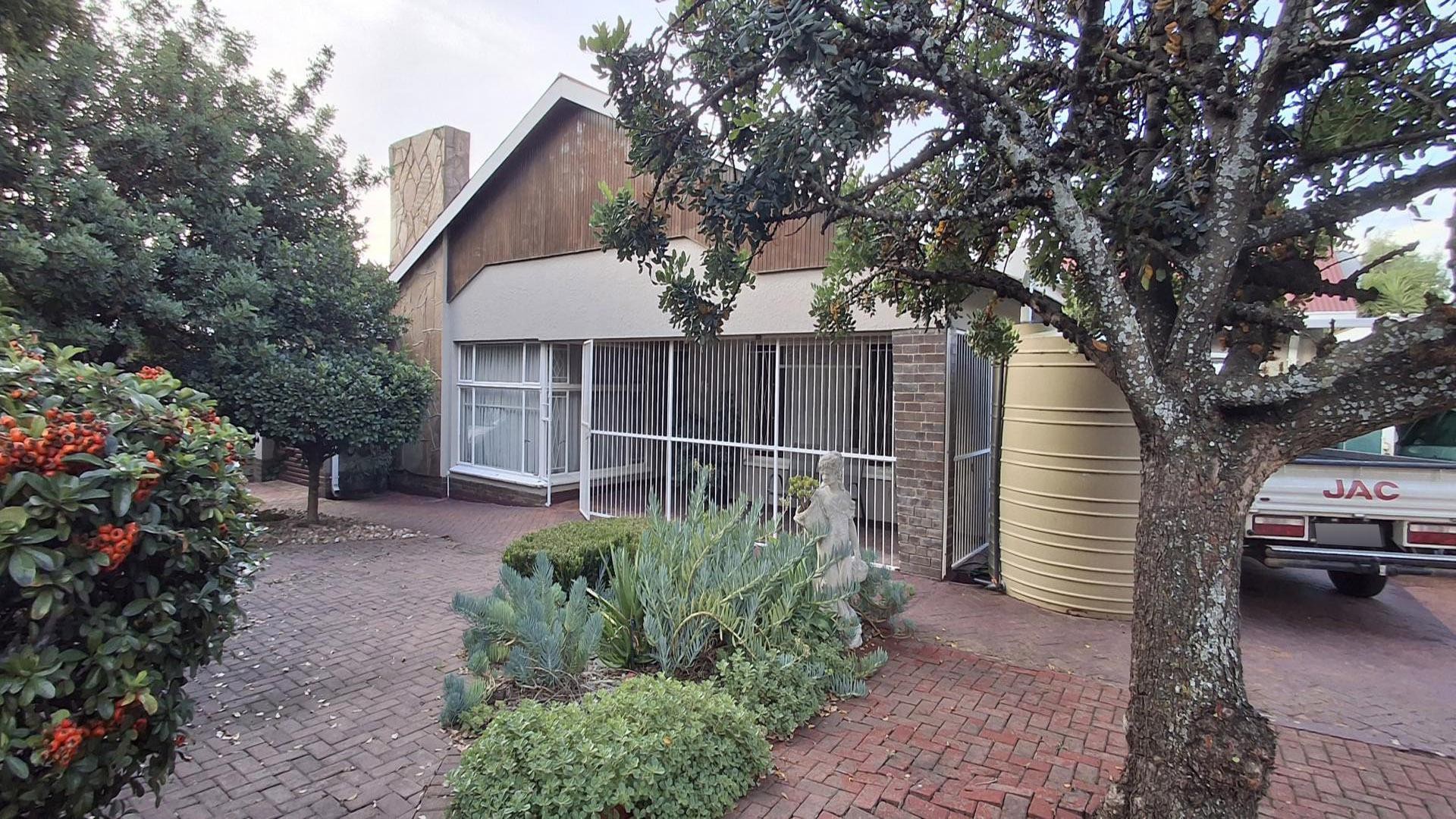 3-Bedroom Family Home with Pool and Garden in Generaal De Wet