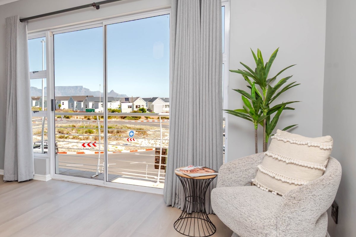 Modern Furnished 3-Bedroom Apartment in Dolphin Ridge with Tandem Garage