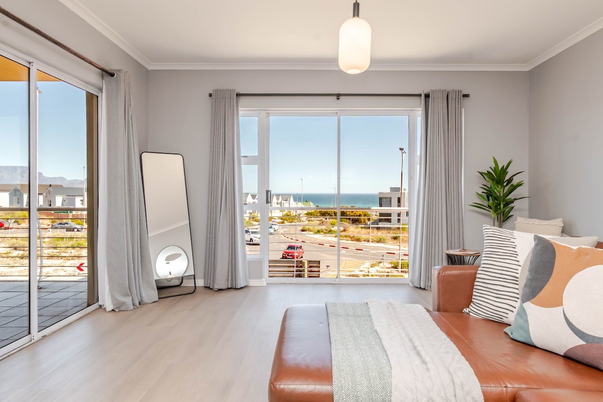 Modern Furnished 3-Bedroom Apartment in Dolphin Ridge with Tandem Garage