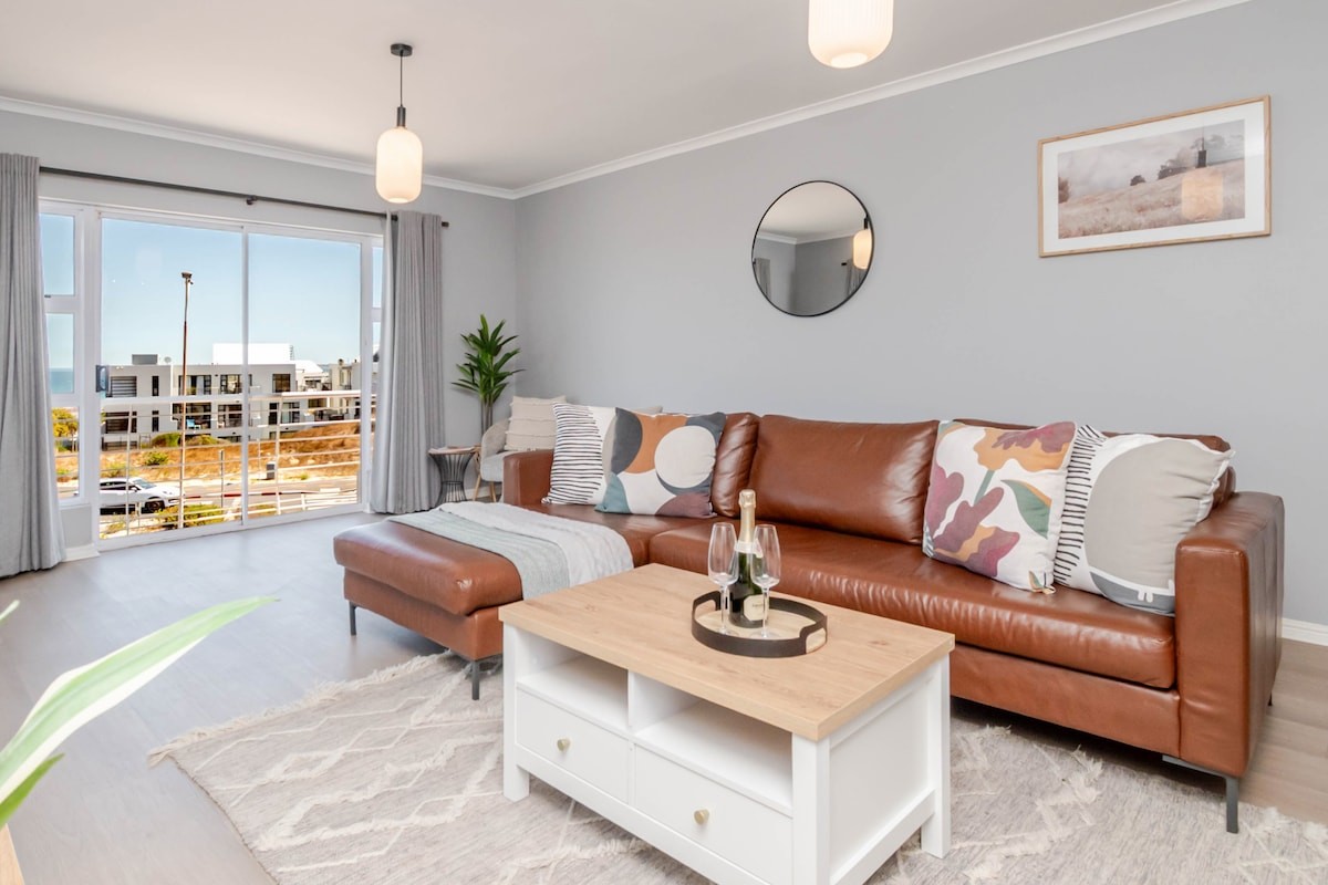 Modern Furnished 3-Bedroom Apartment in Dolphin Ridge with Tandem Garage