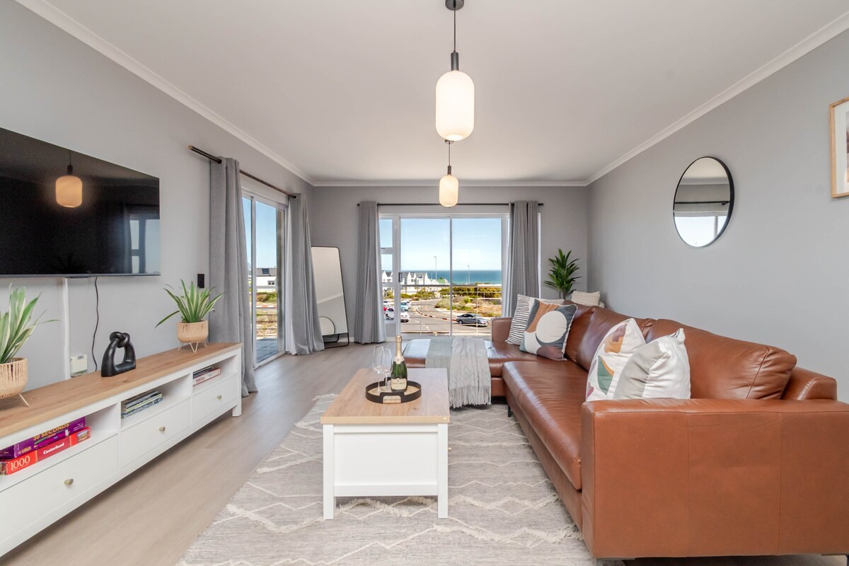 Modern Furnished 3-Bedroom Apartment in Dolphin Ridge with Tandem Garage