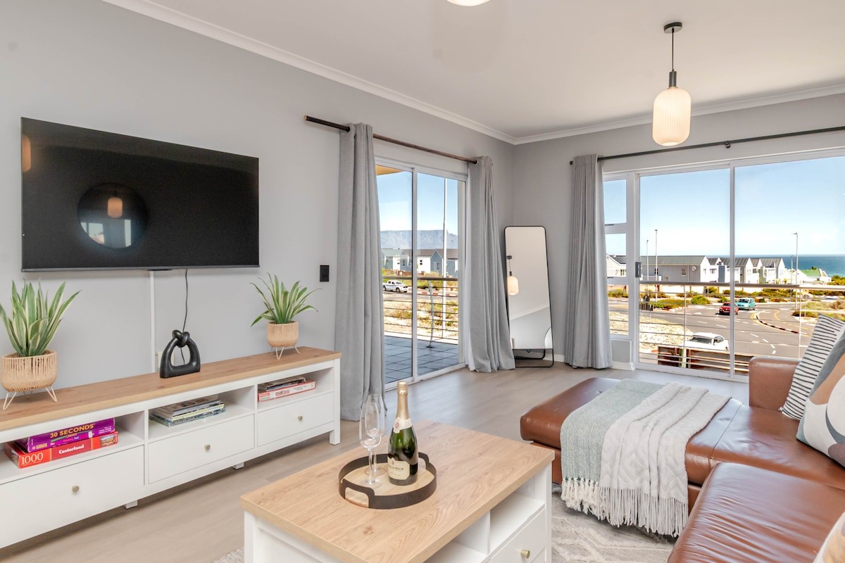 Modern Furnished 3-Bedroom Apartment in Dolphin Ridge with Tandem Garage