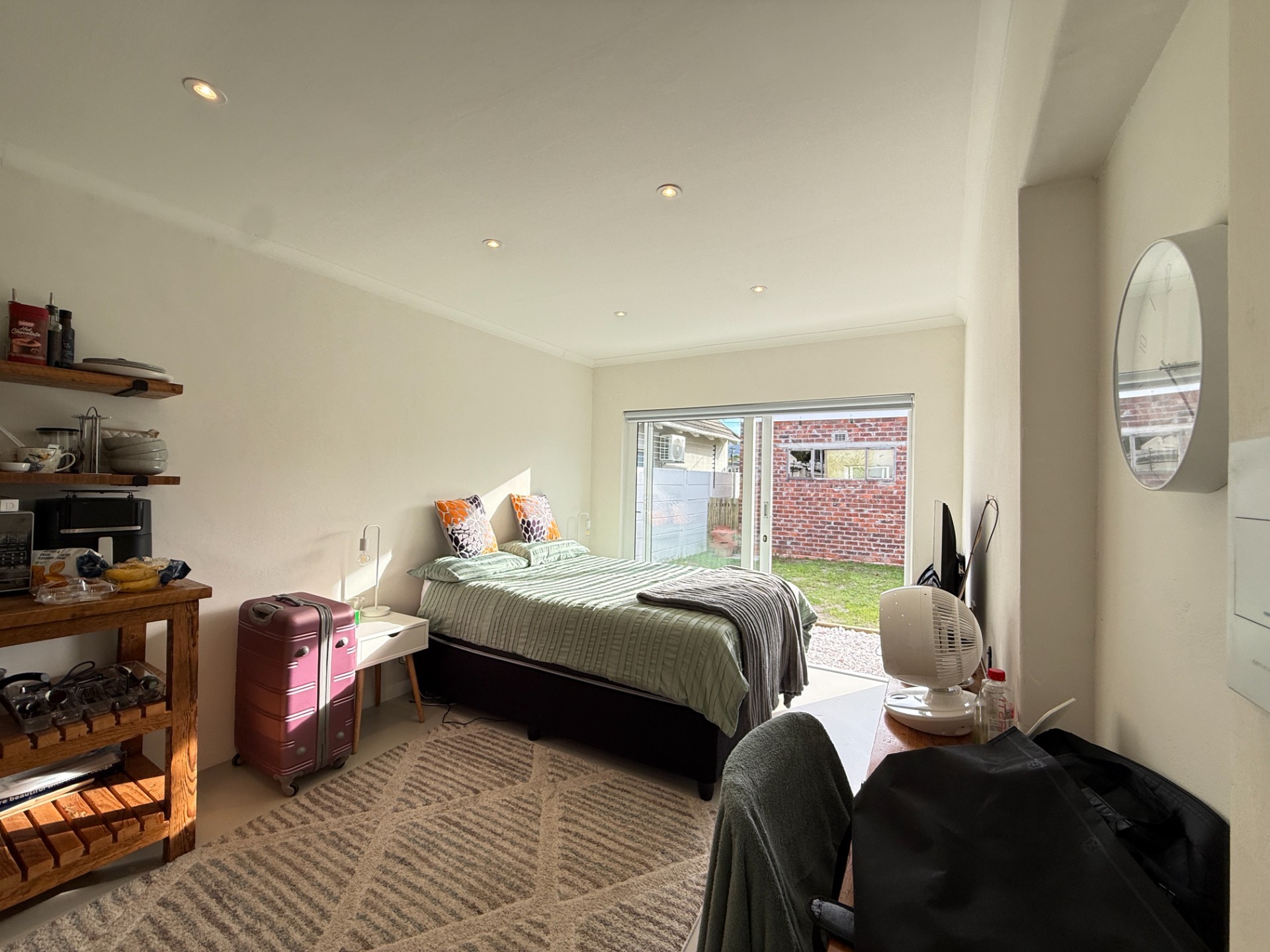 1 - 2 bedroom shared entrance flat in Meadowridge