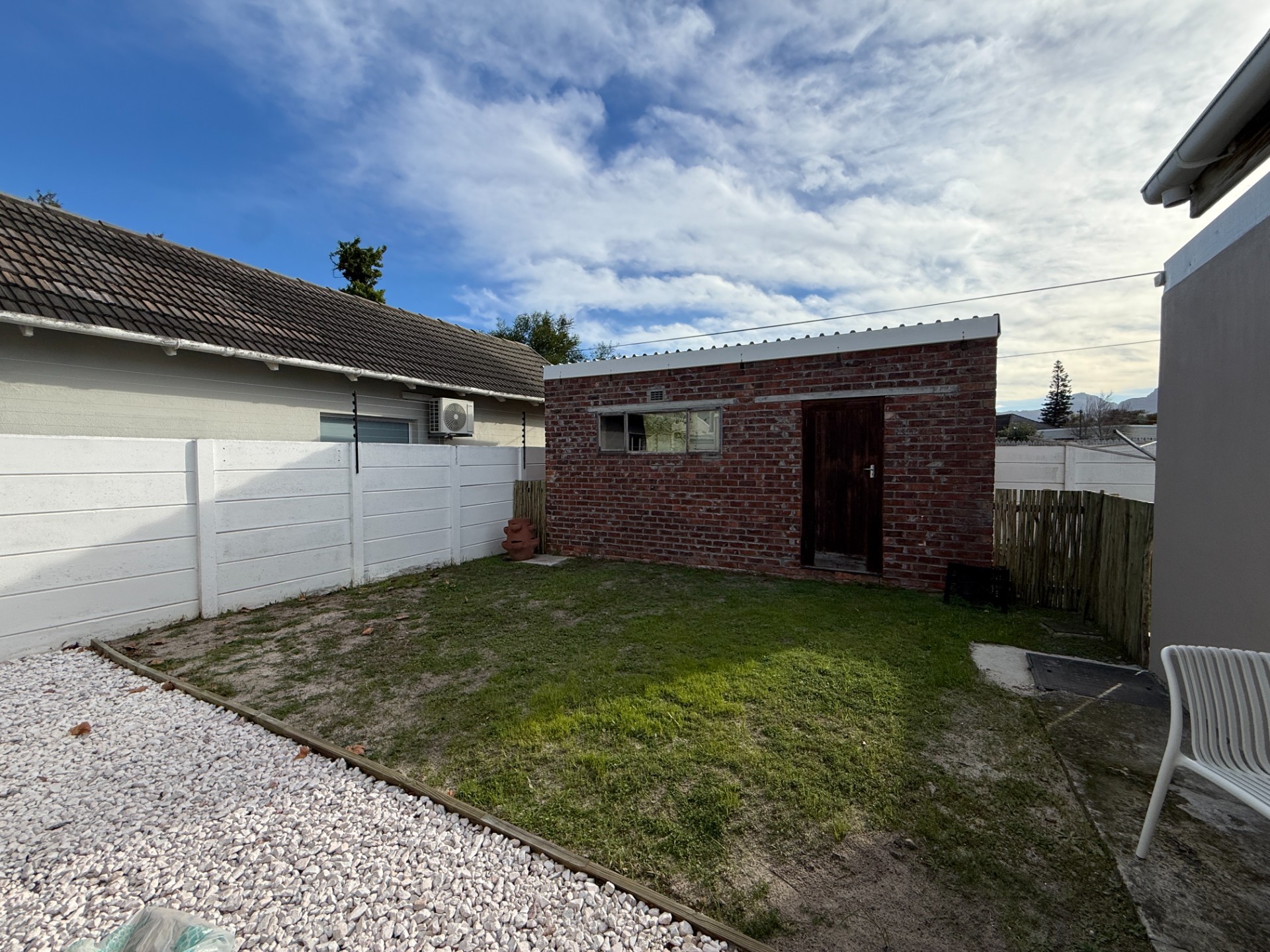 1 - 2 bedroom shared entrance flat in Meadowridge