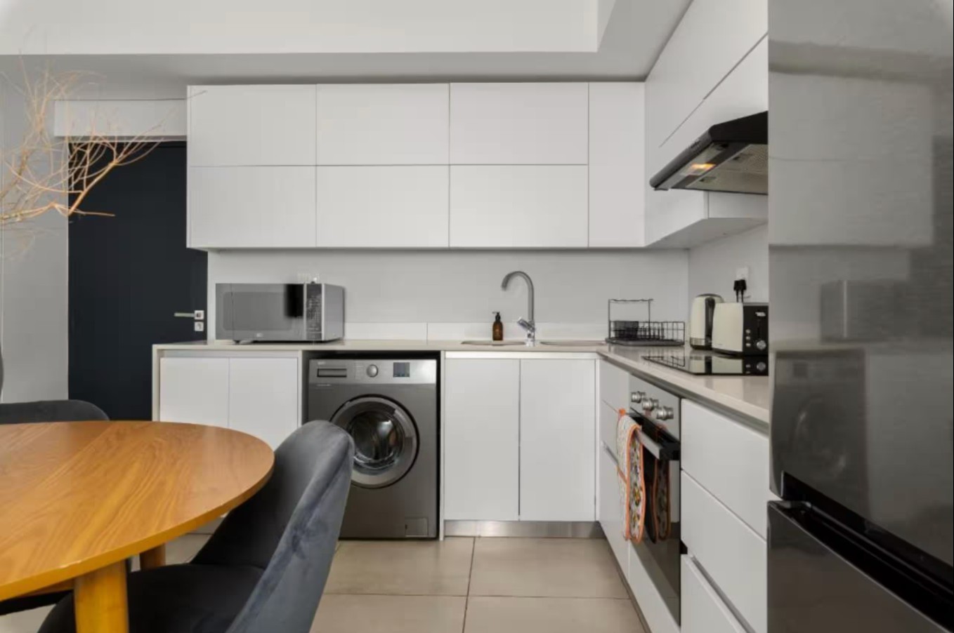 Stylish Furnished 2-Bed Apartment in Secure Waves Edge Complex, Close to the Beach