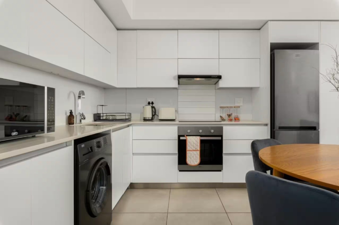 Stylish Furnished 2-Bed Apartment in Secure Waves Edge Complex, Close to the Beach