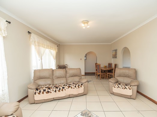 Spacious 4 Bedroom Family Home with Pool in Rowallan