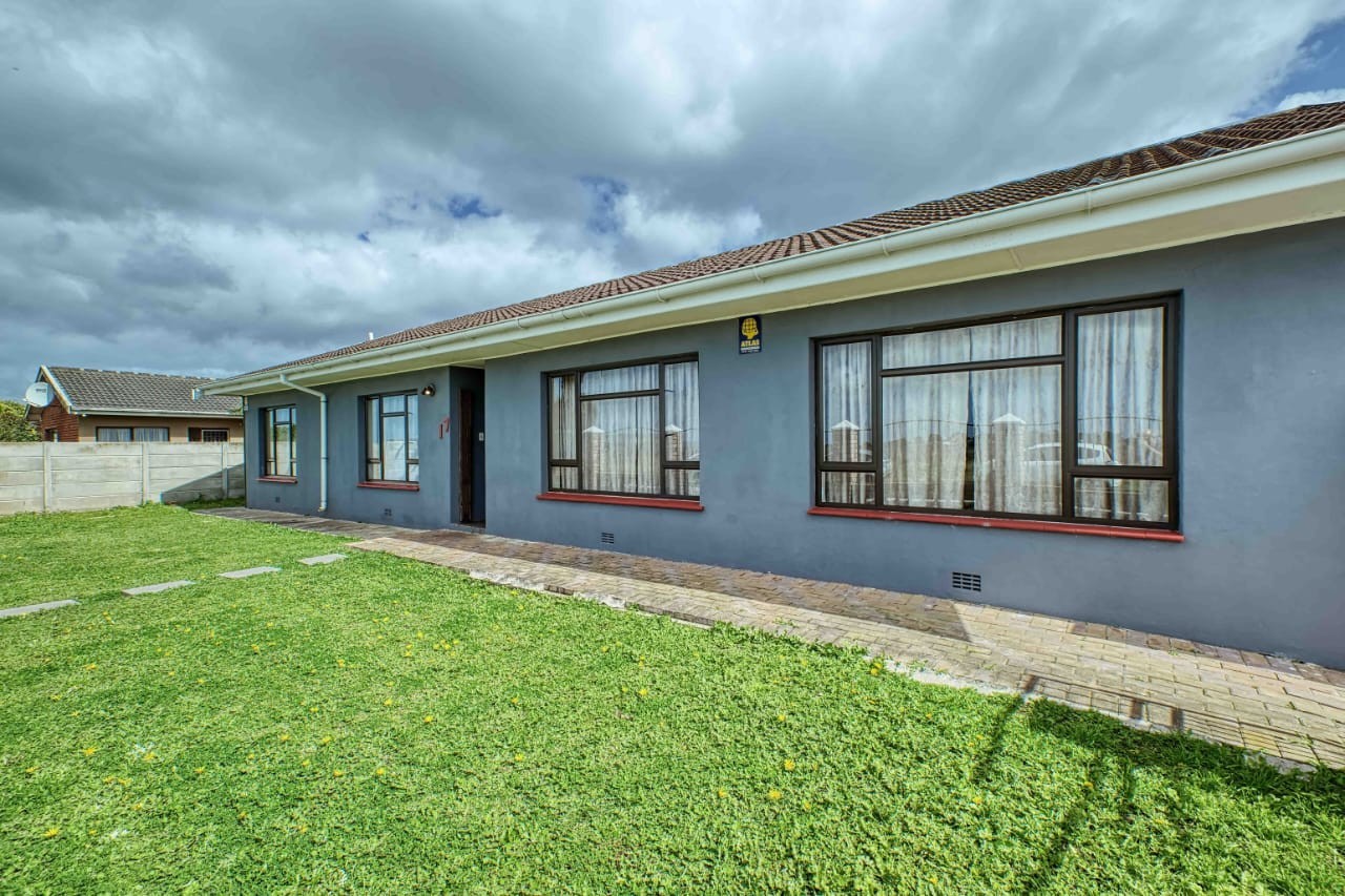 House for sale in Rowallan Park, Port Elizabeth, 744 m²