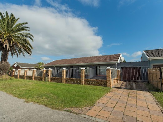Spacious 4 Bedroom Family Home with Pool in Rowallan