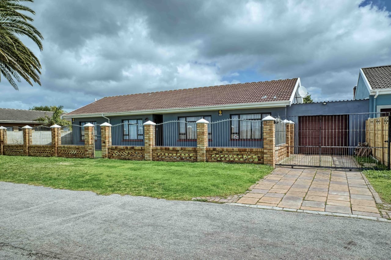House for sale in Rowallan Park, Port Elizabeth, 744 m²