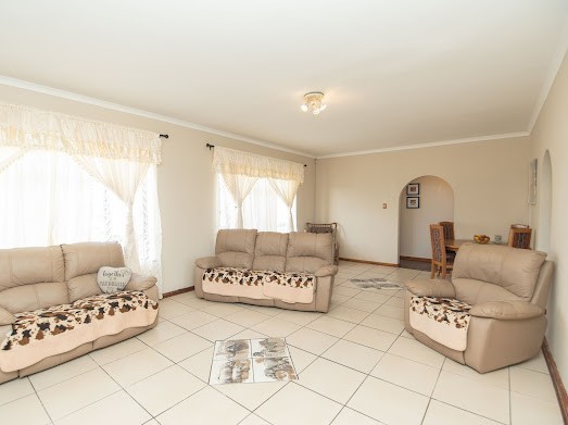 Spacious 4 Bedroom Family Home with Pool in Rowallan