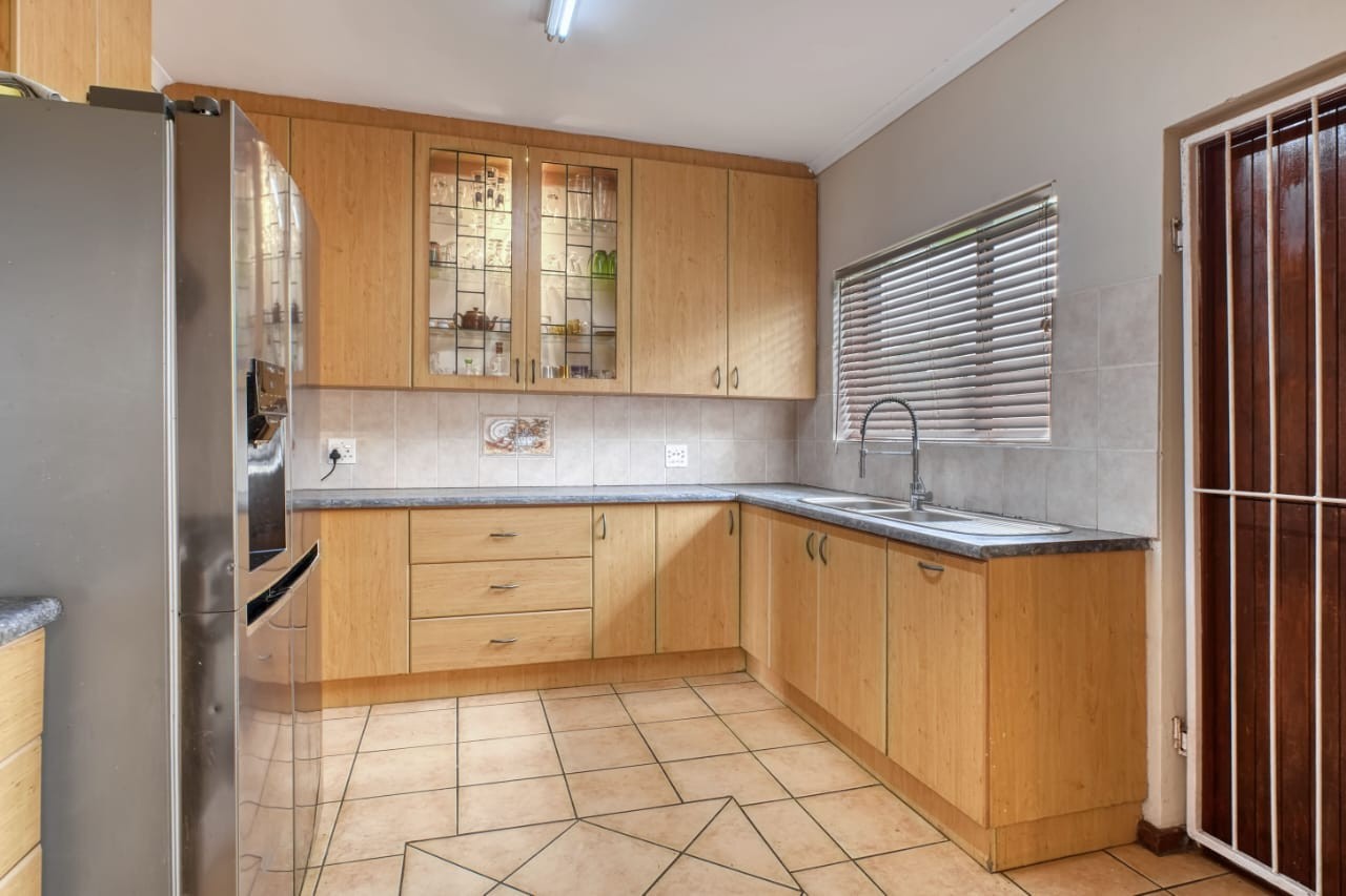House for sale in Rowallan Park, Port Elizabeth, 744 m²