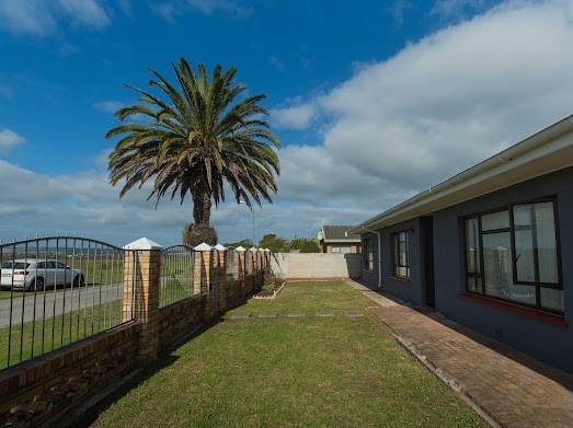 Spacious 4 Bedroom Family Home with Pool in Rowallan