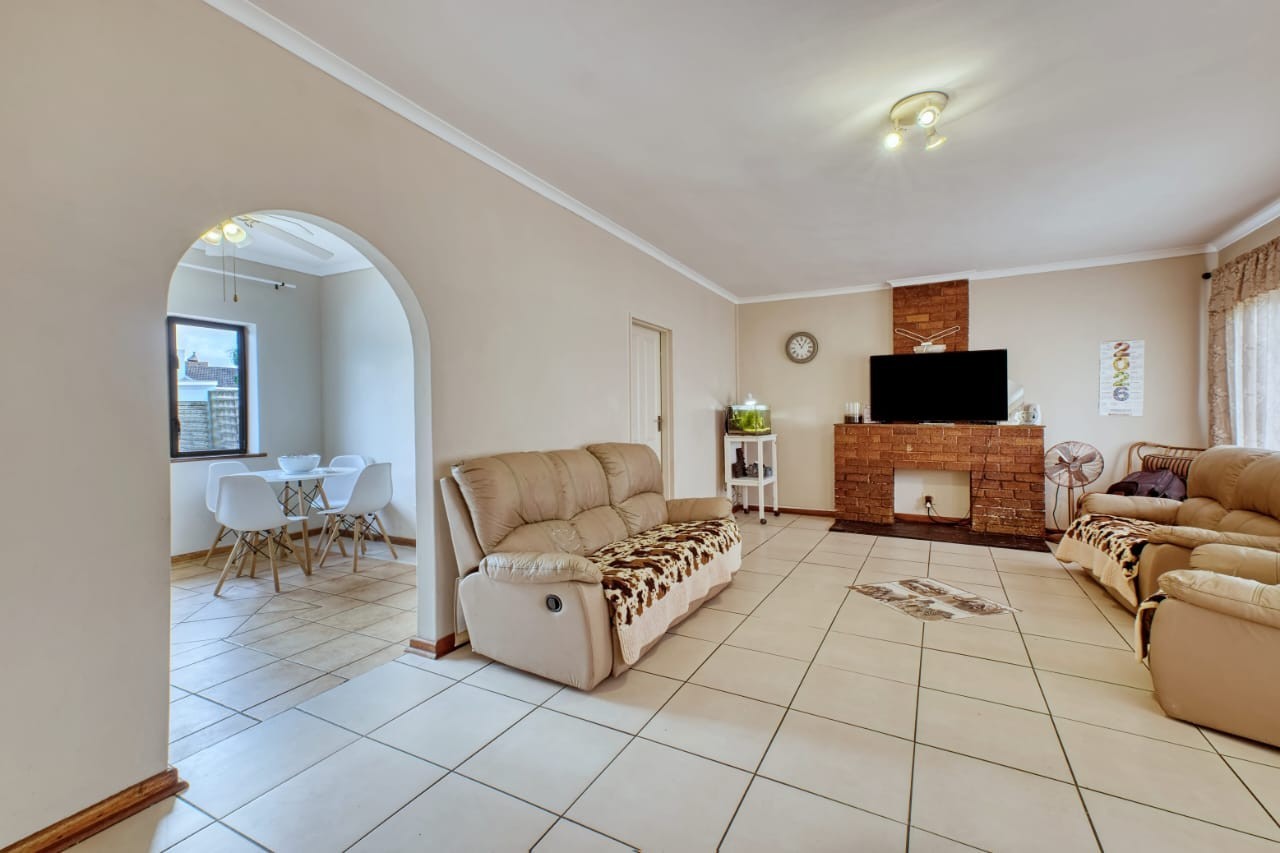 House for sale in Rowallan Park, Port Elizabeth, 744 m²