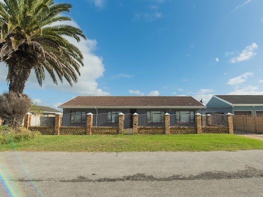 Spacious 4 Bedroom Family Home with Pool in Rowallan