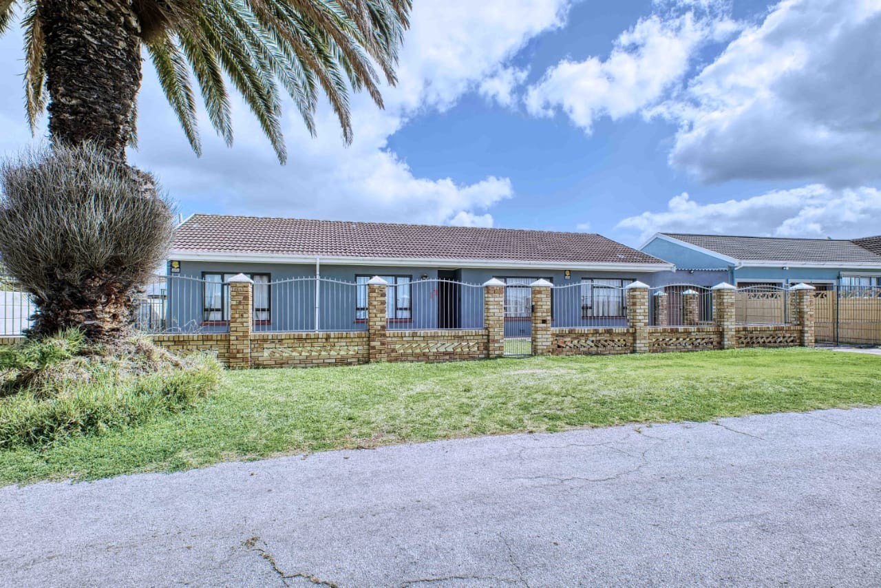 House for sale in Rowallan Park, Port Elizabeth, 744 m²