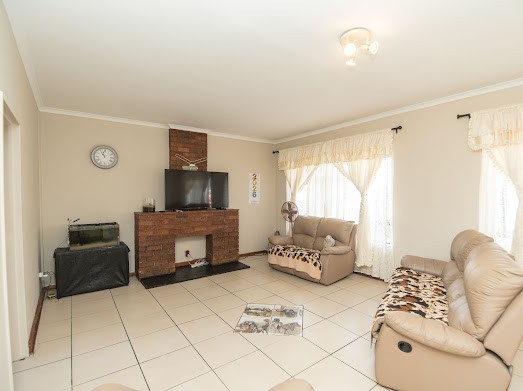 Spacious 4 Bedroom Family Home with Pool in Rowallan