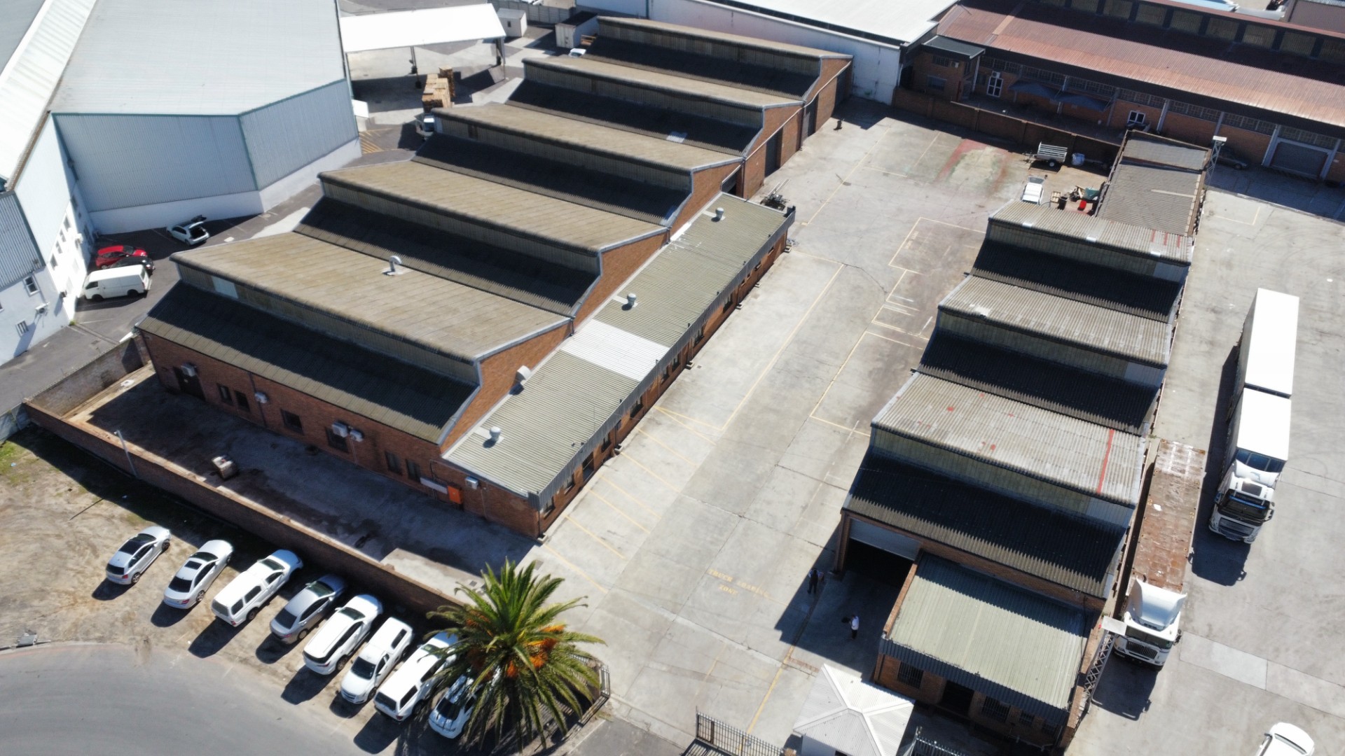 Neat and Secure 2500m² Industrial Warehouse with Large Yard To Let Montague Gardens, Cape Town