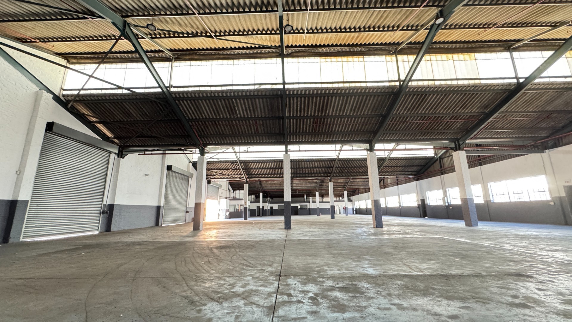 Neat and Secure 2500m² Industrial Warehouse with Large Yard To Let Montague Gardens, Cape Town