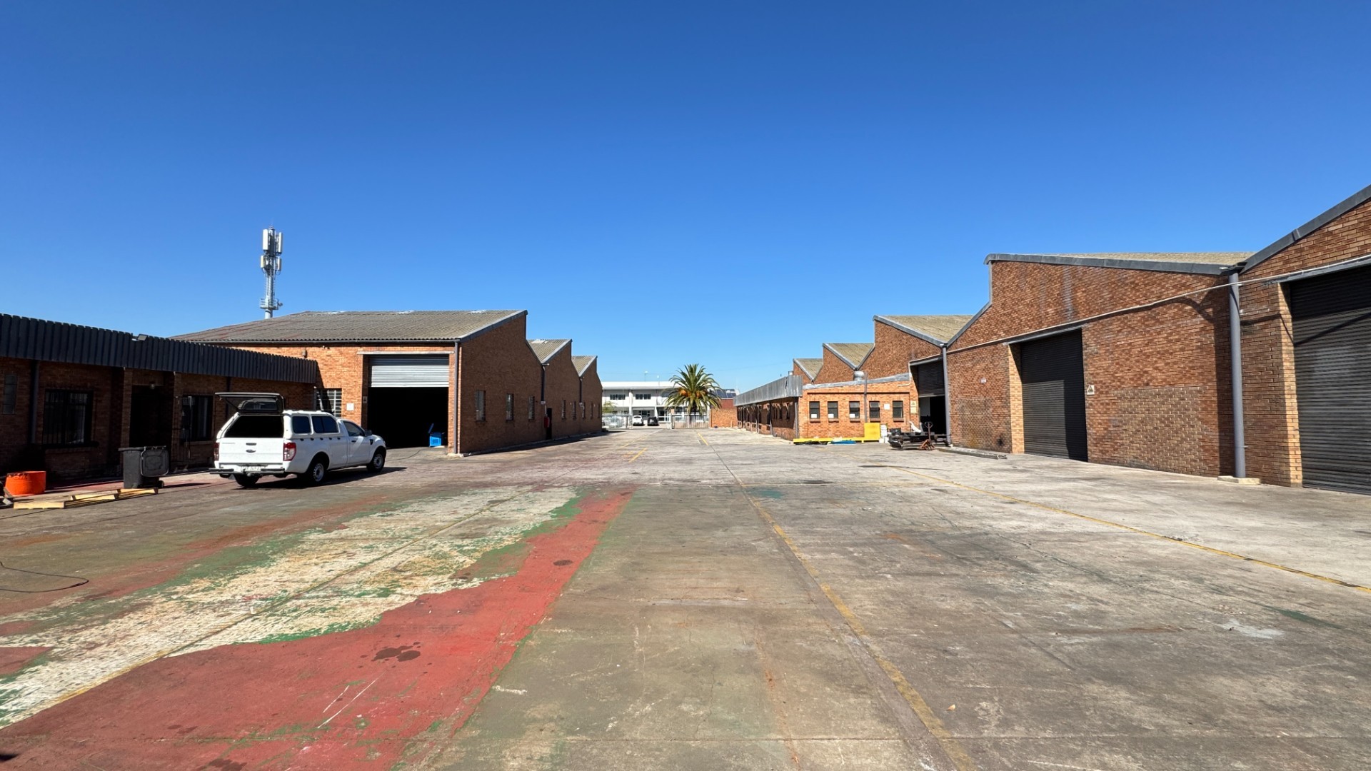 Neat and Secure 2500m² Industrial Warehouse with Large Yard To Let Montague Gardens, Cape Town