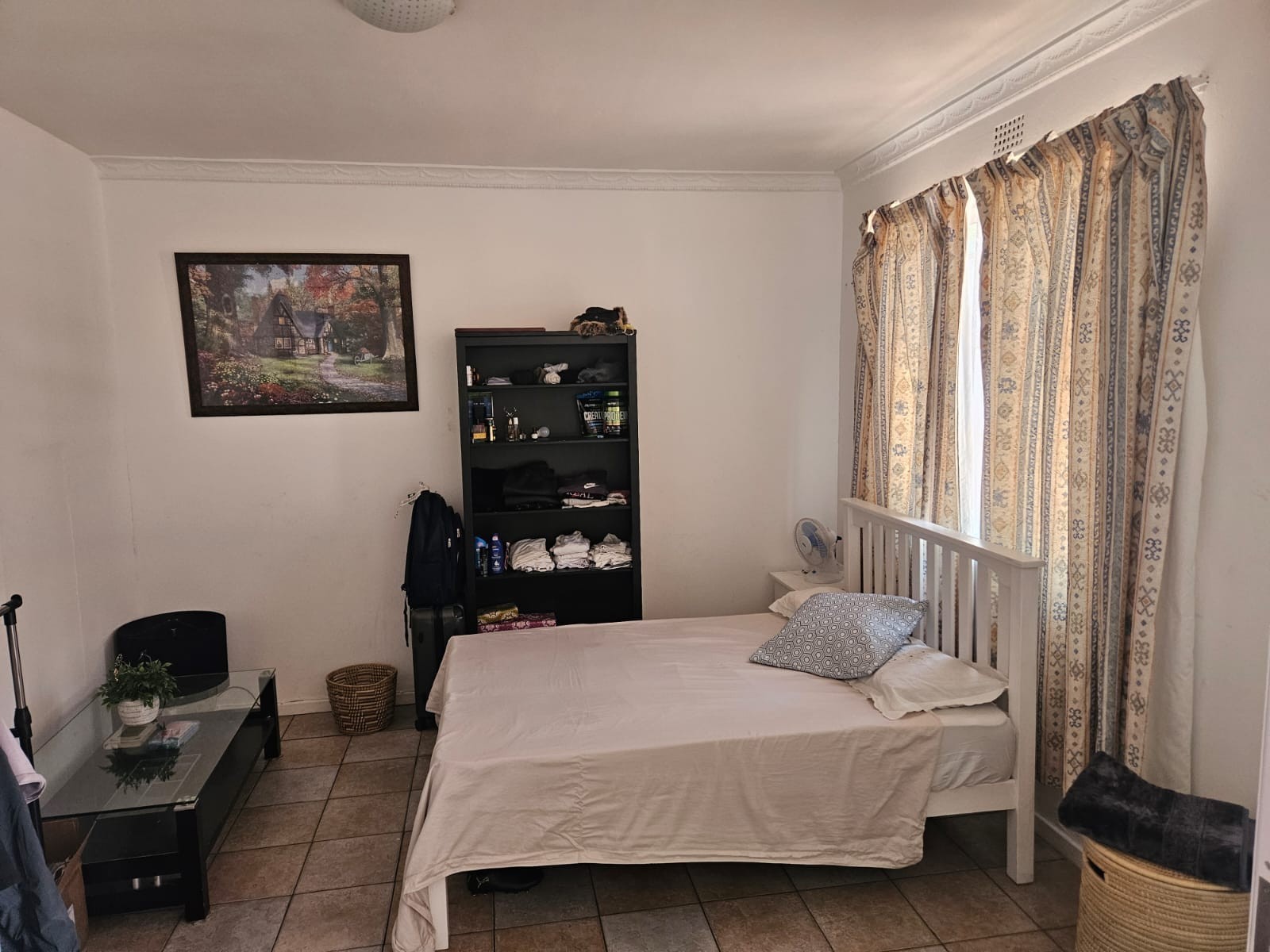 ROOM in a FAMILY HOME available for only one person to occupy. In Zonnebloem Cape Town
