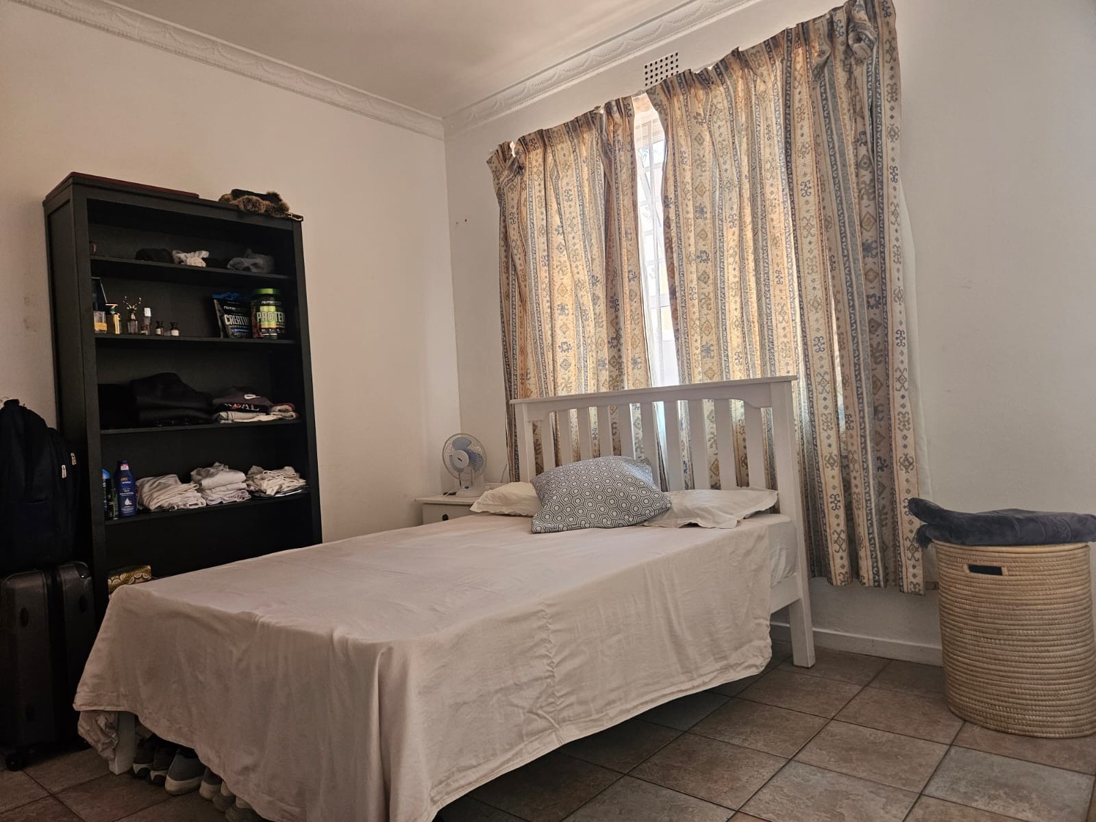 ROOM in a FAMILY HOME available for only one person to occupy. In Zonnebloem Cape Town