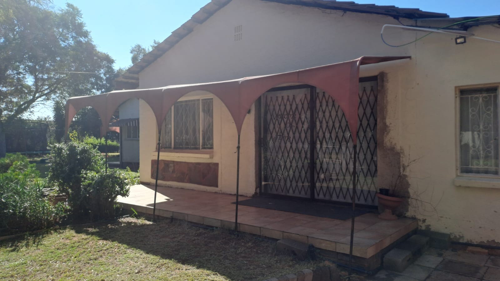 FAMILY 4 BEDR HOME PLUS FLATLET AND SWIMMING POOL IN LINDENE