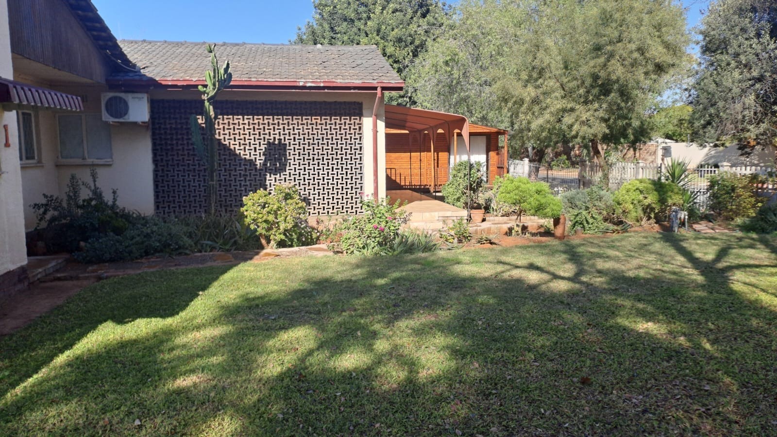 FAMILY 4 BEDR HOME PLUS FLATLET AND SWIMMING POOL IN LINDENE