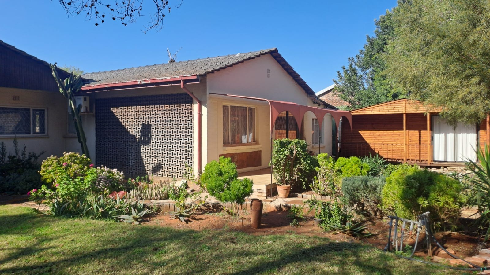 FAMILY 4 BEDR HOME PLUS FLATLET AND SWIMMING POOL IN LINDENE