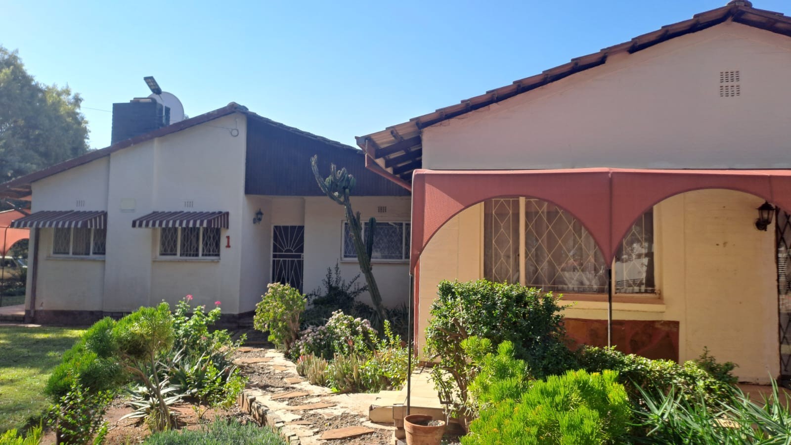FAMILY 4 BEDR HOME PLUS FLATLET AND SWIMMING POOL IN LINDENE