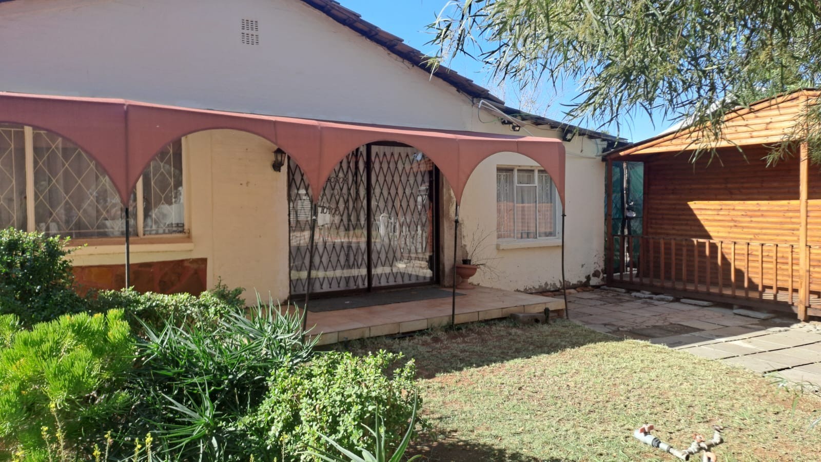 FAMILY 4 BEDR HOME PLUS FLATLET AND SWIMMING POOL IN LINDENE