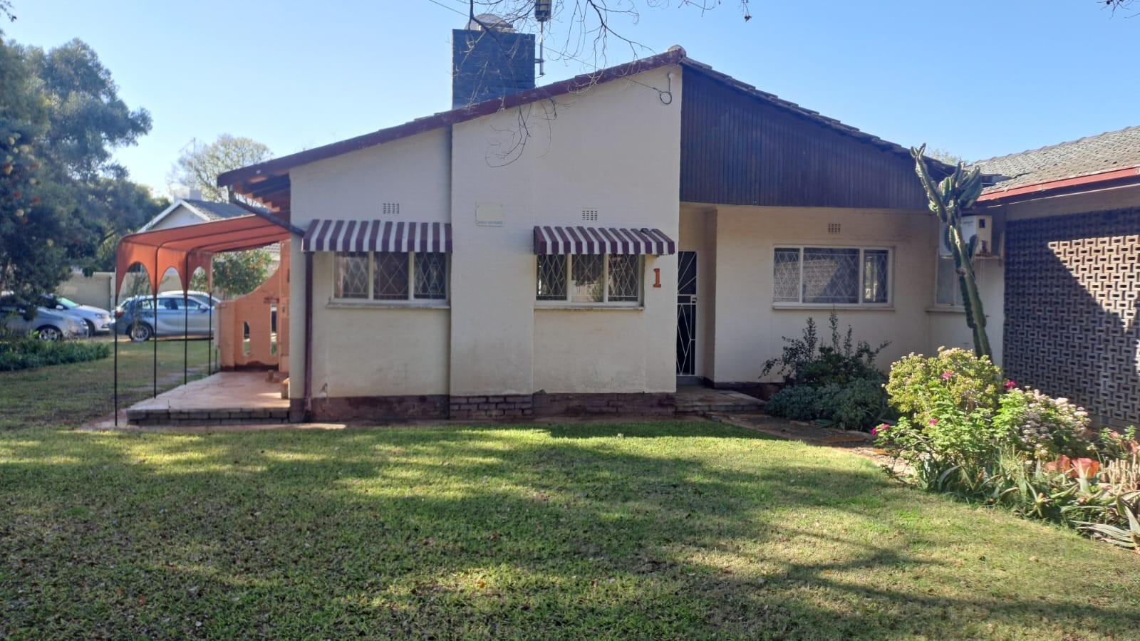 FAMILY 4 BEDR HOME PLUS FLATLET AND SWIMMING POOL IN LINDENE