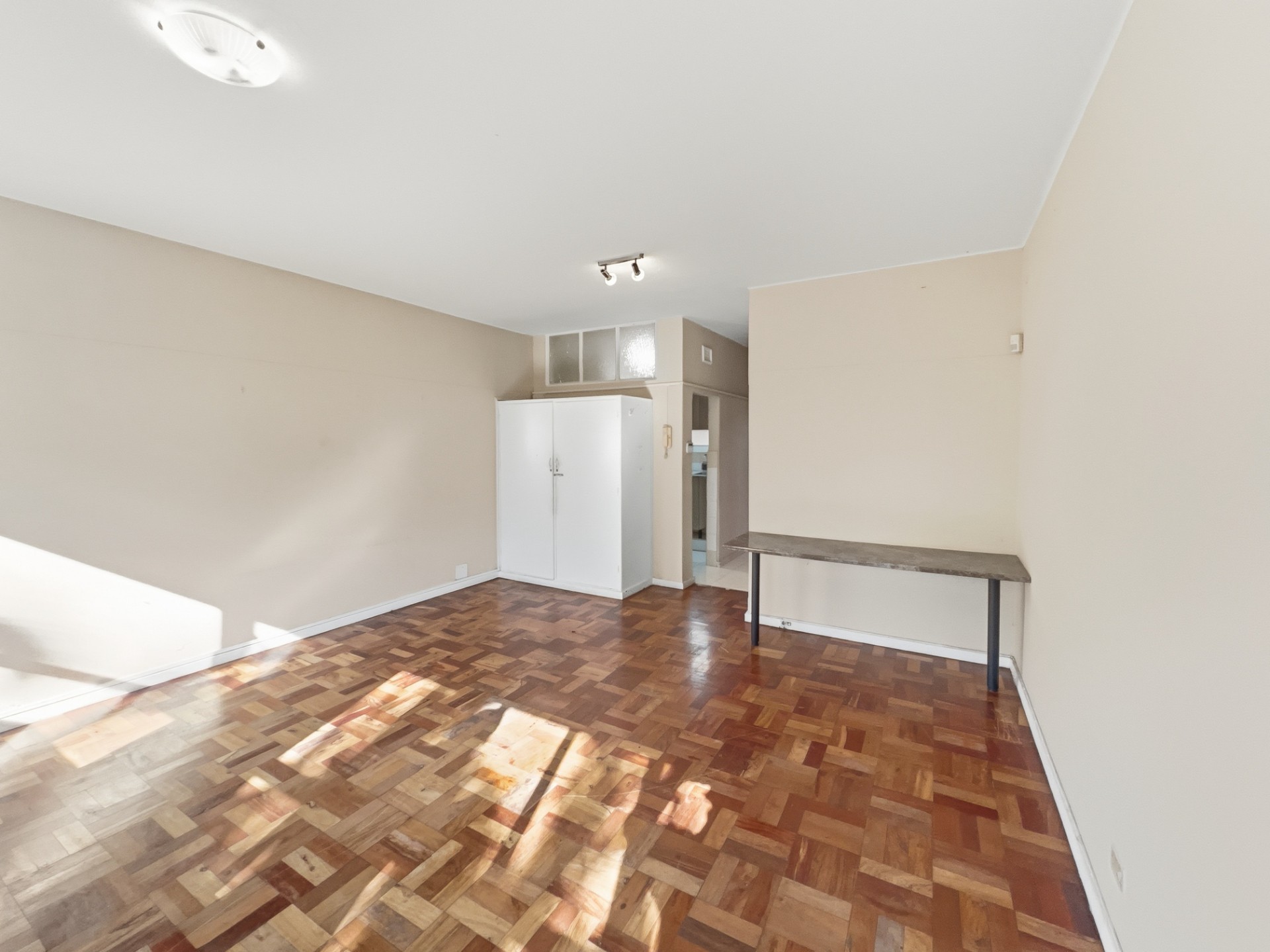 Studio Apartment For Sale in Morningside, Durban, KwaZulu-Natal