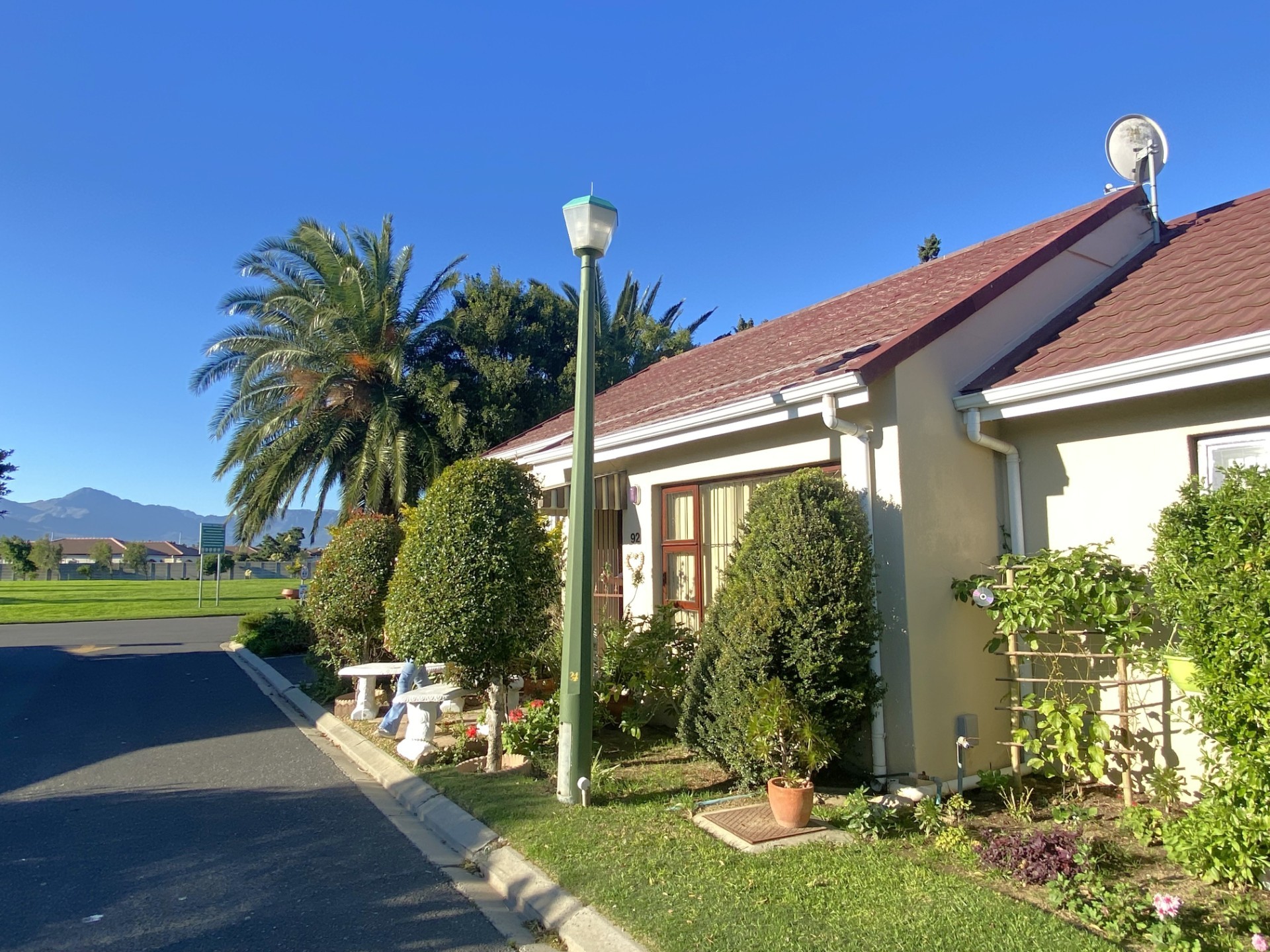 FIXER-UPPER IN A BEAUTIFUL GARDEN ESTATE. 2 bed. 1 full bathroom. 1 carport. Enclosed garden