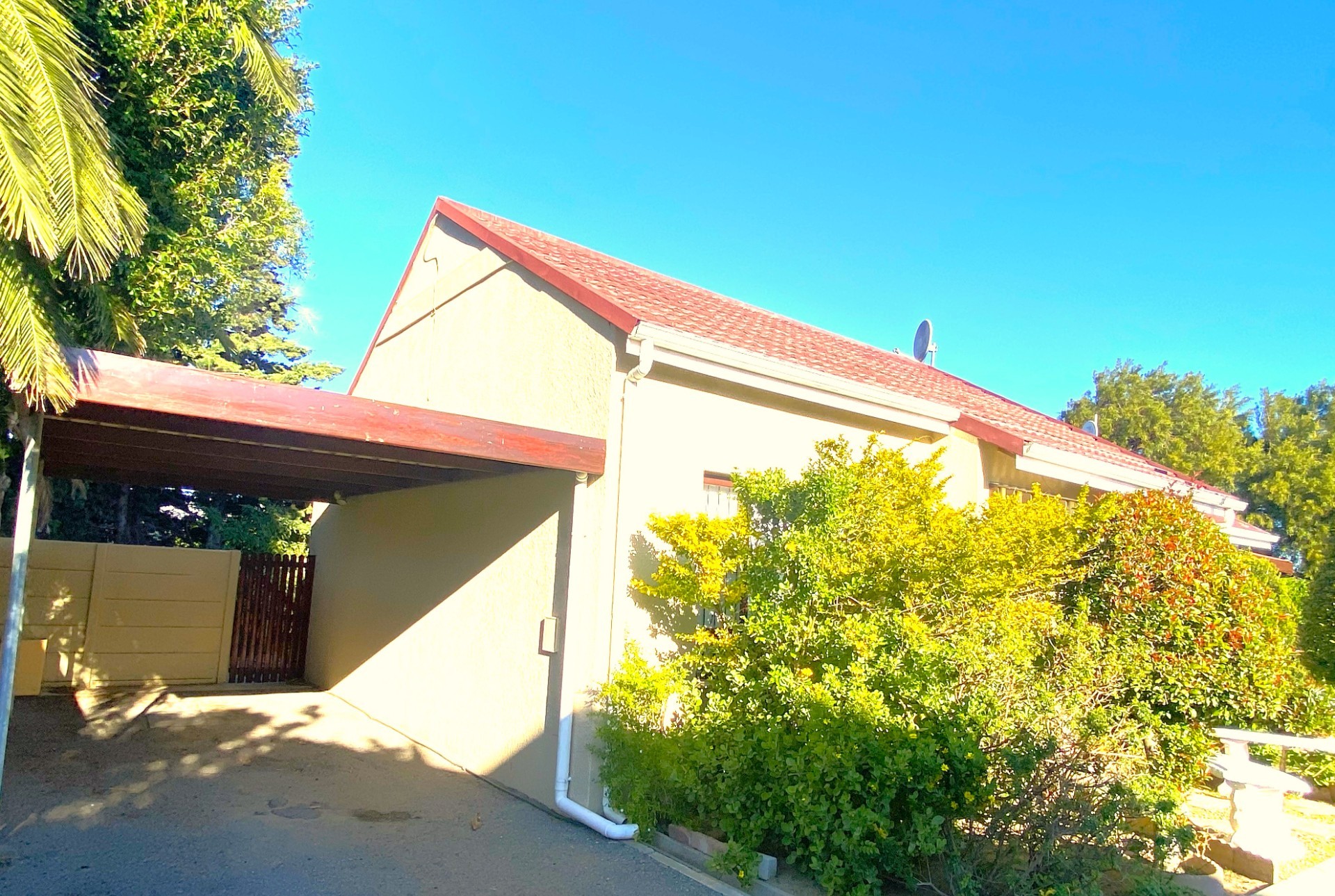 FIXER-UPPER IN A BEAUTIFUL GARDEN ESTATE. 2 bed. 1 full bathroom. 1 carport. Enclosed garden