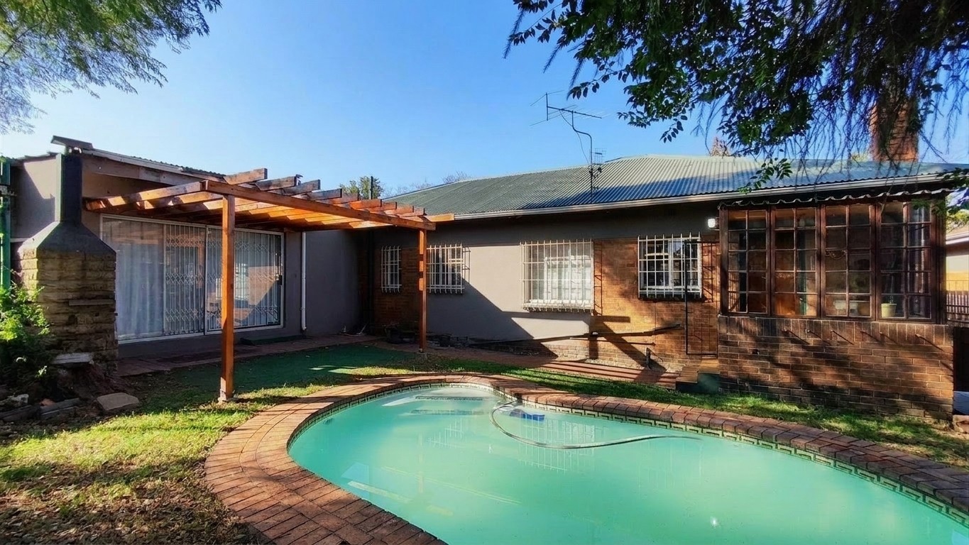 House For Sale in Symhurst, Germiston