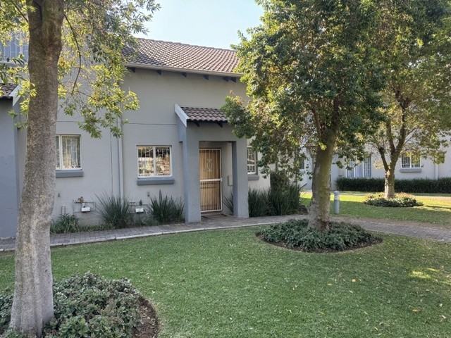 Secure3 Bedroom Duplex in the Heart of Greenstone with Private Garden