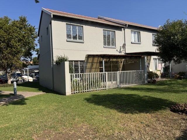 Secure3 Bedroom Duplex in the Heart of Greenstone with Private Garden