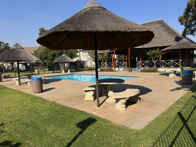 Secure3 Bedroom Duplex in the Heart of Greenstone with Private Garden