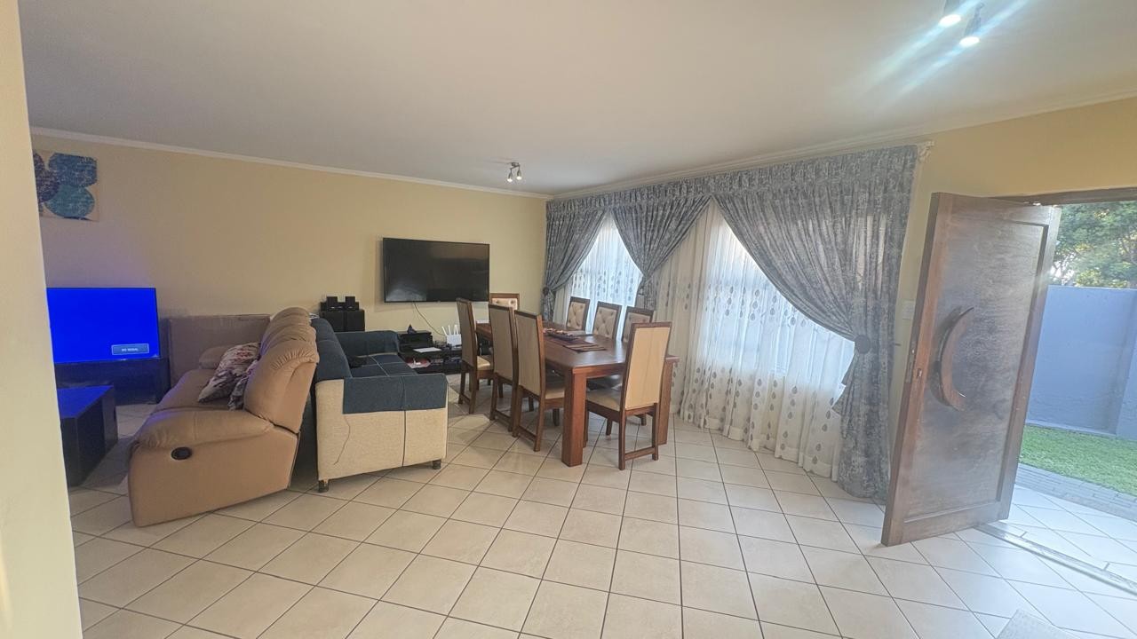 3 Bedroom House For Sale in Magaliesberg Country Estate, Amandasig, Akasia