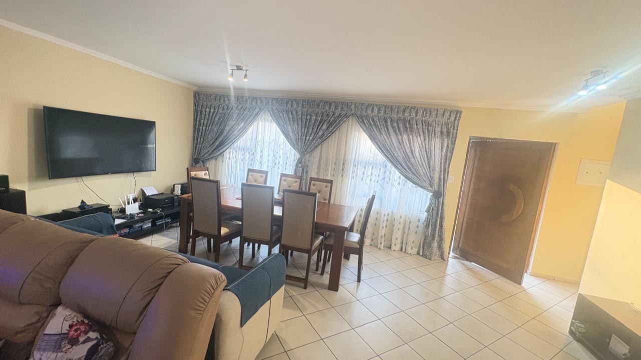 3 Bedroom House For Sale in Magaliesberg Country Estate, Amandasig, Akasia