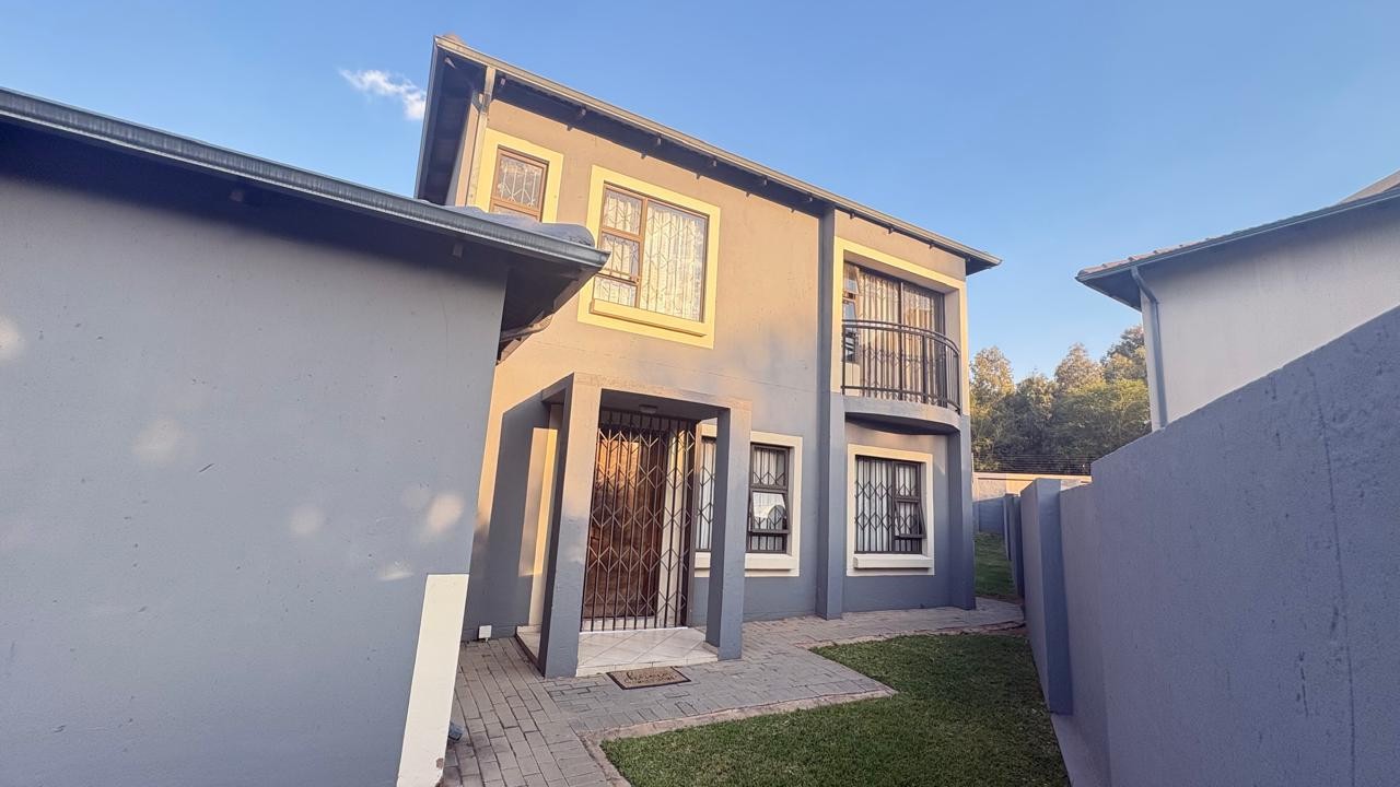 3 Bedroom House For Sale in Magaliesberg Country Estate, Amandasig, Akasia