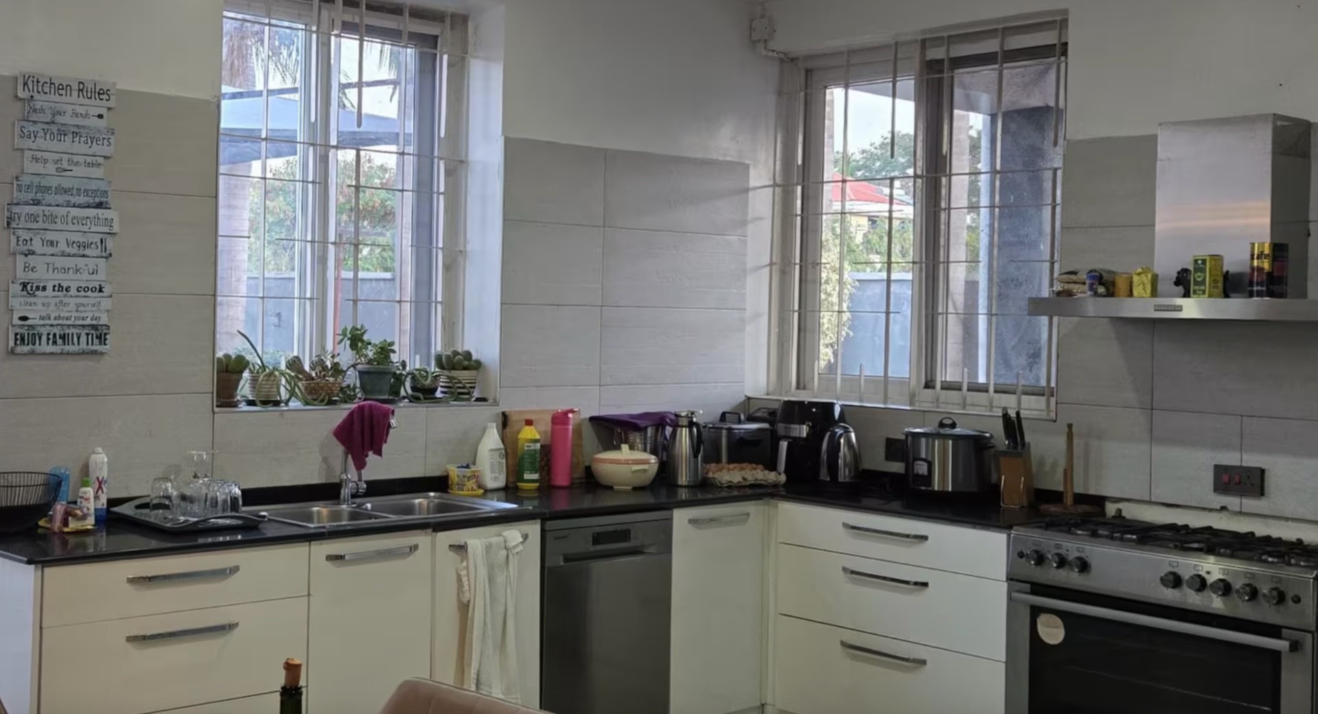 Versatile 6- bedroom Investment With Strong Rental Potential