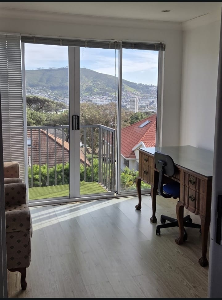 Apartment To Rent in Upper Vredehoek, Cape Town